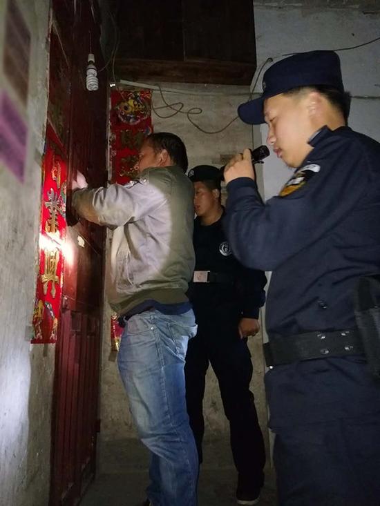 佛山粗心妈妈误将幼女锁家中 民警全城寻开锁师傅开门